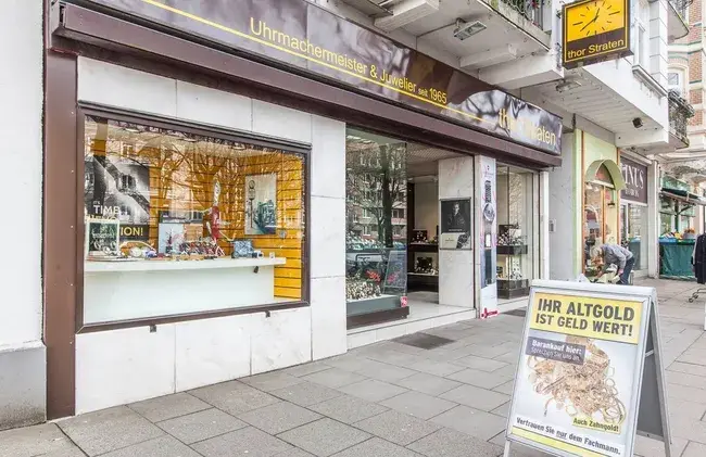 A store front with a sign that says `` ihr altgold ist gold wert ''.
